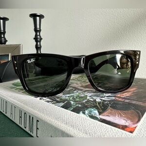Ray Ban Sun glasses. Black.   No scratched